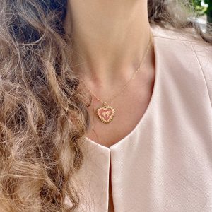 collier rosa porté