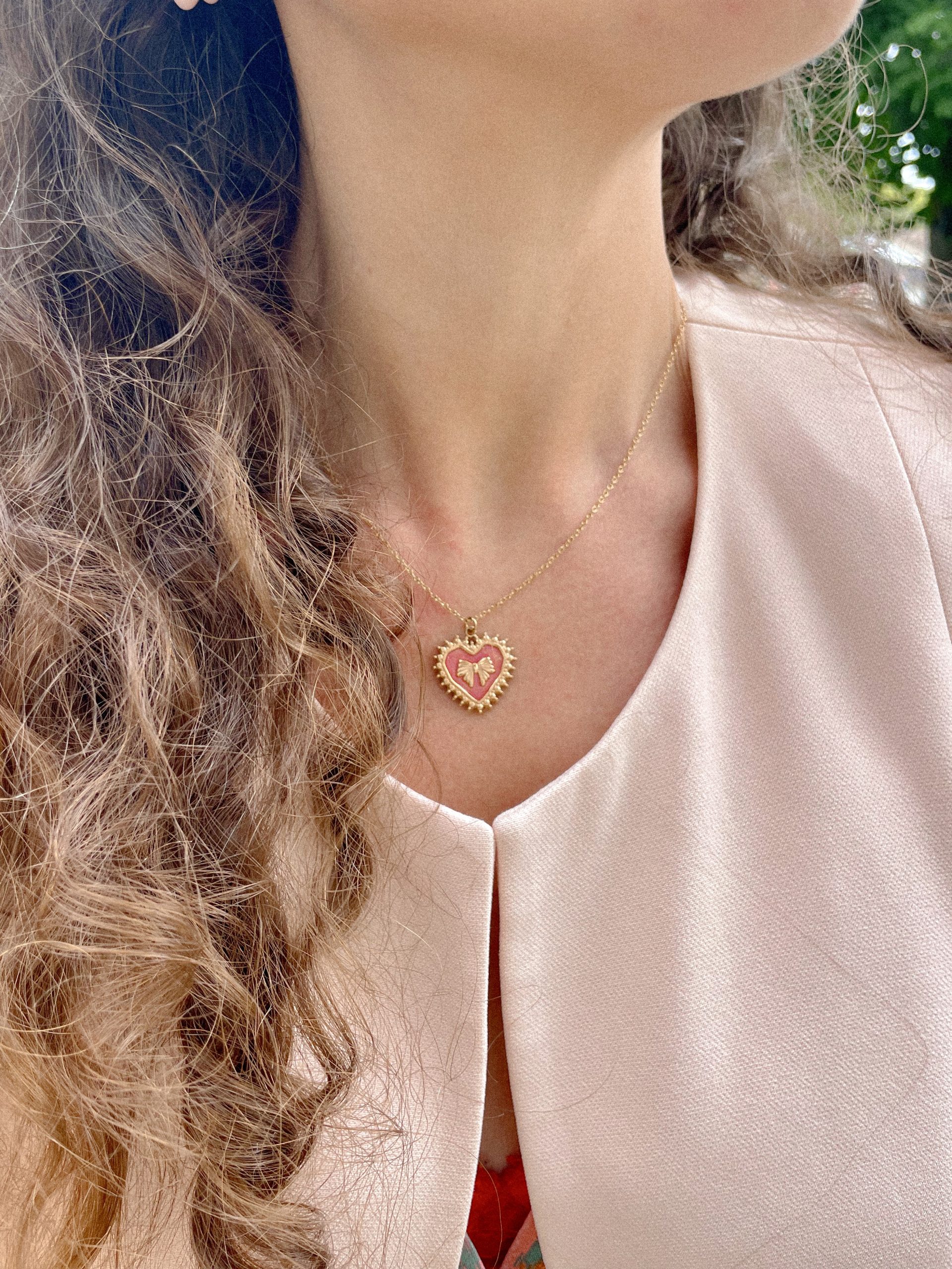 collier rosa porté collier rosa porté